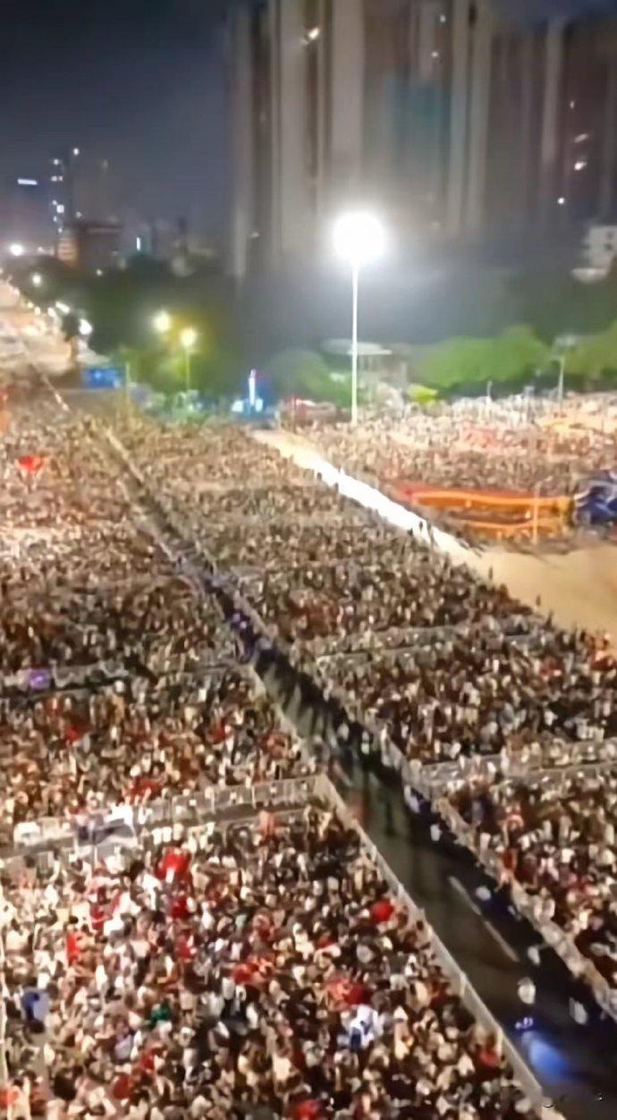 这是刀郎演唱会的现场！绝对是顶流啊，超过很多天王了！