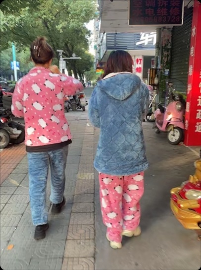 以前妈妈提醒穿加绒裤子现在都不用提醒了自己穿的比谁都早已经到了不用妈妈提醒就自觉