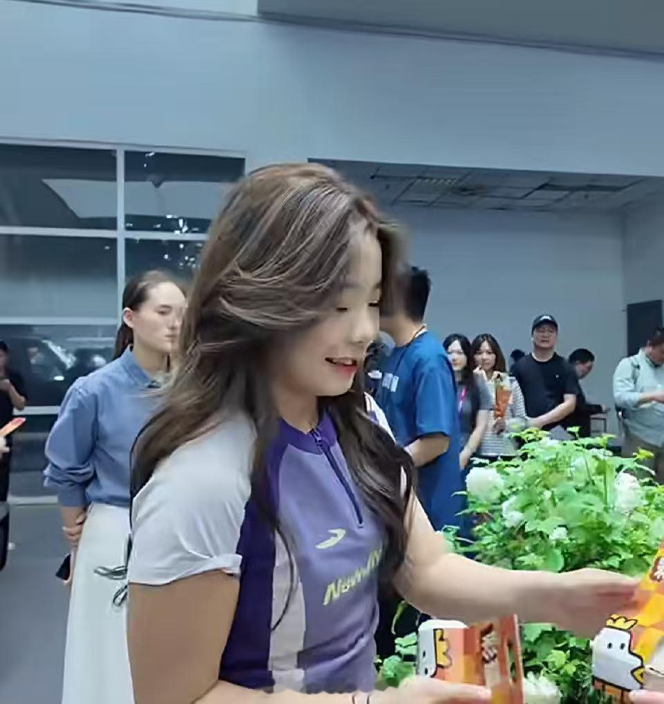 00后北京车展领鸡蛋00后北京车展排队领鸡蛋，新潮社交成亮点。年轻人边逛展边互动