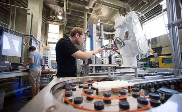 中国这招阳谋确实高明，变相帮着西方发达国家去工业化。没错，就是“帮”，中国凭借强