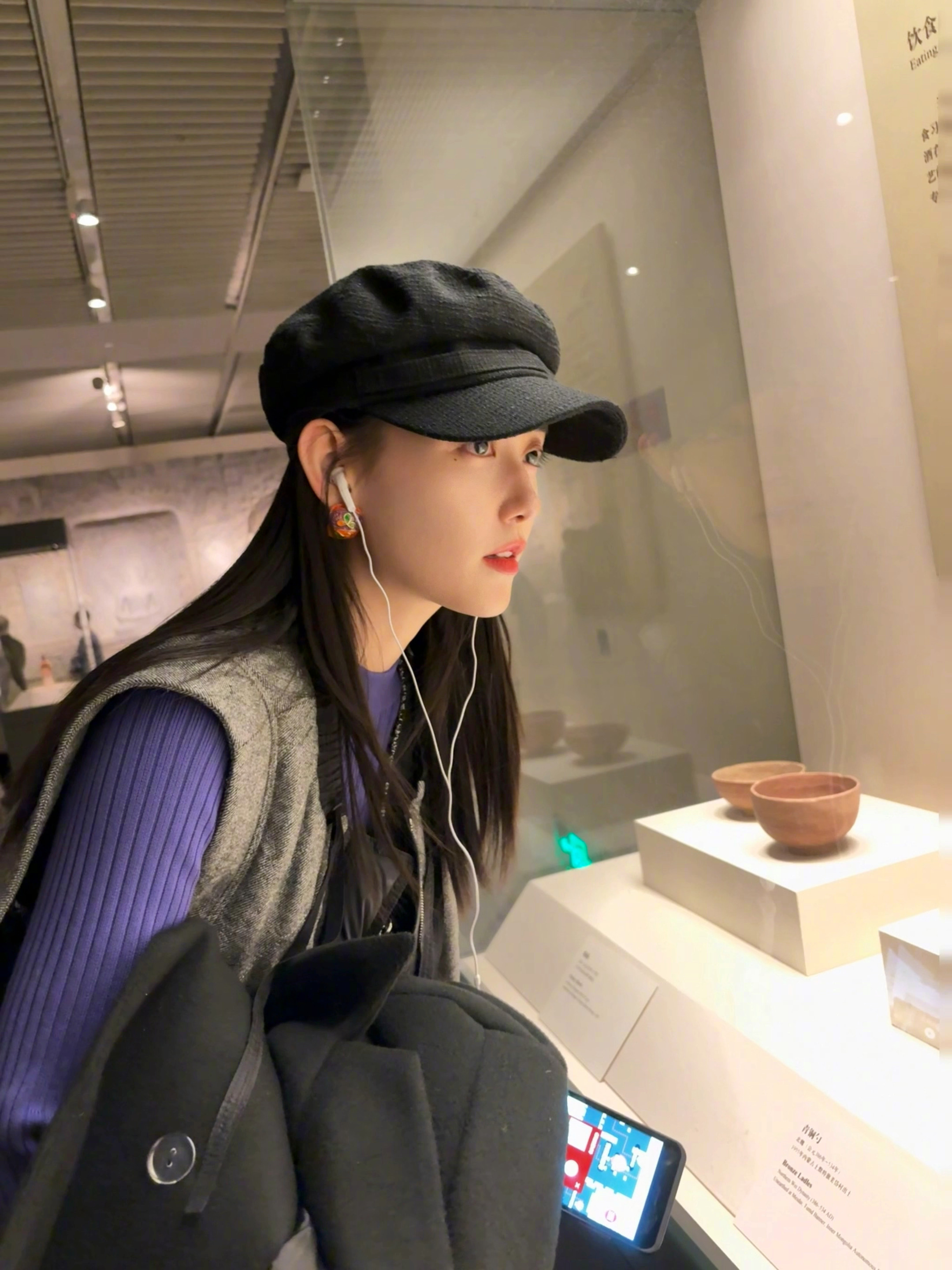 jyy蒋依依话剧寄生虫 jyy蒋依依演员请就位3 印象中第一次看到依宝戴有帽檐的