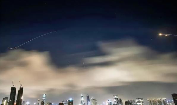 伊朗导弹飞向以色列的画面已经流出。以色列《国土报》称“伊朗伊斯兰革命卫队称其袭击