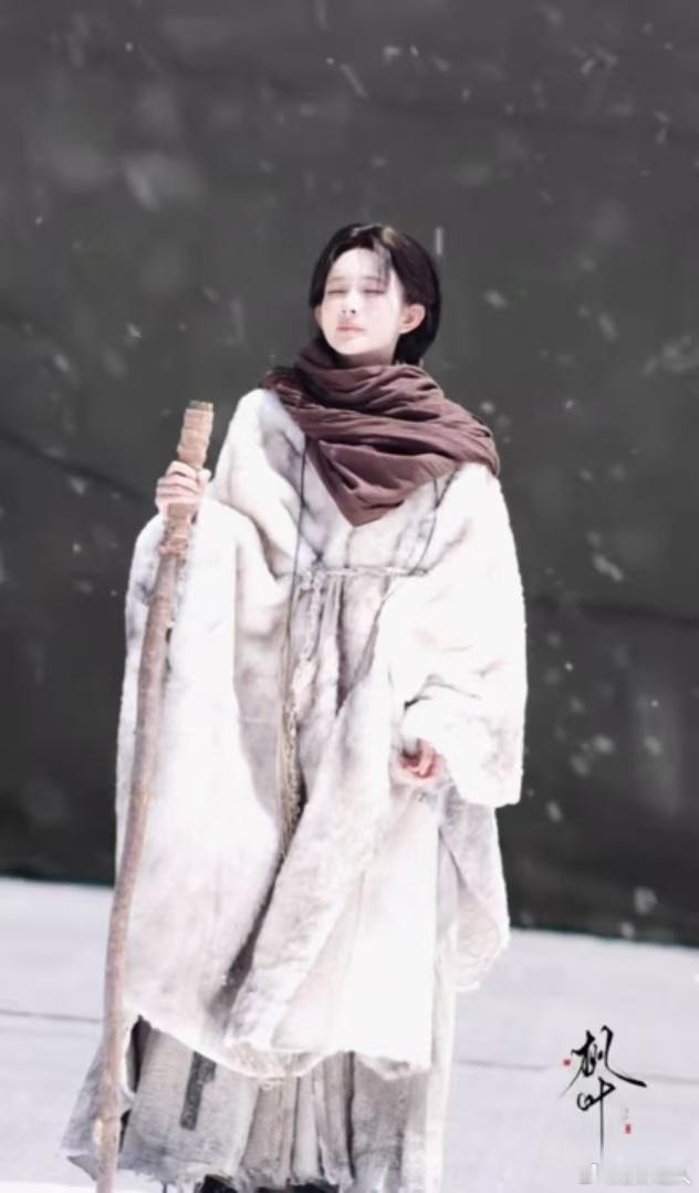 孟子义入伏穿貂拍雪地戏 入伏天气温高得难熬，孟子义还要裹上厚重貂皮拍摄雪地戏份，