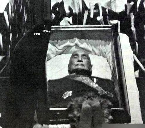 1975年，蒋介石在台北去世，说来也巧，蒋去世的那天正好是清明节，早上的蒋还是一