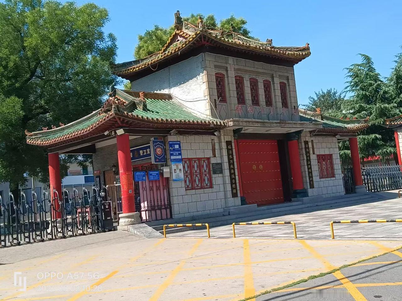 韩吉祥:
峰峰矿区元宝山下，滏水源头，十四中学中式歇山顶门楼。
​​楹联：
​上