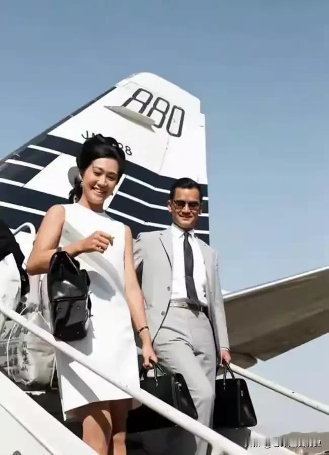 这张照片定格了年轻时的连战与夫人连方瑀走下飞机舷梯的刹那。
连方瑀身着一袭简约白