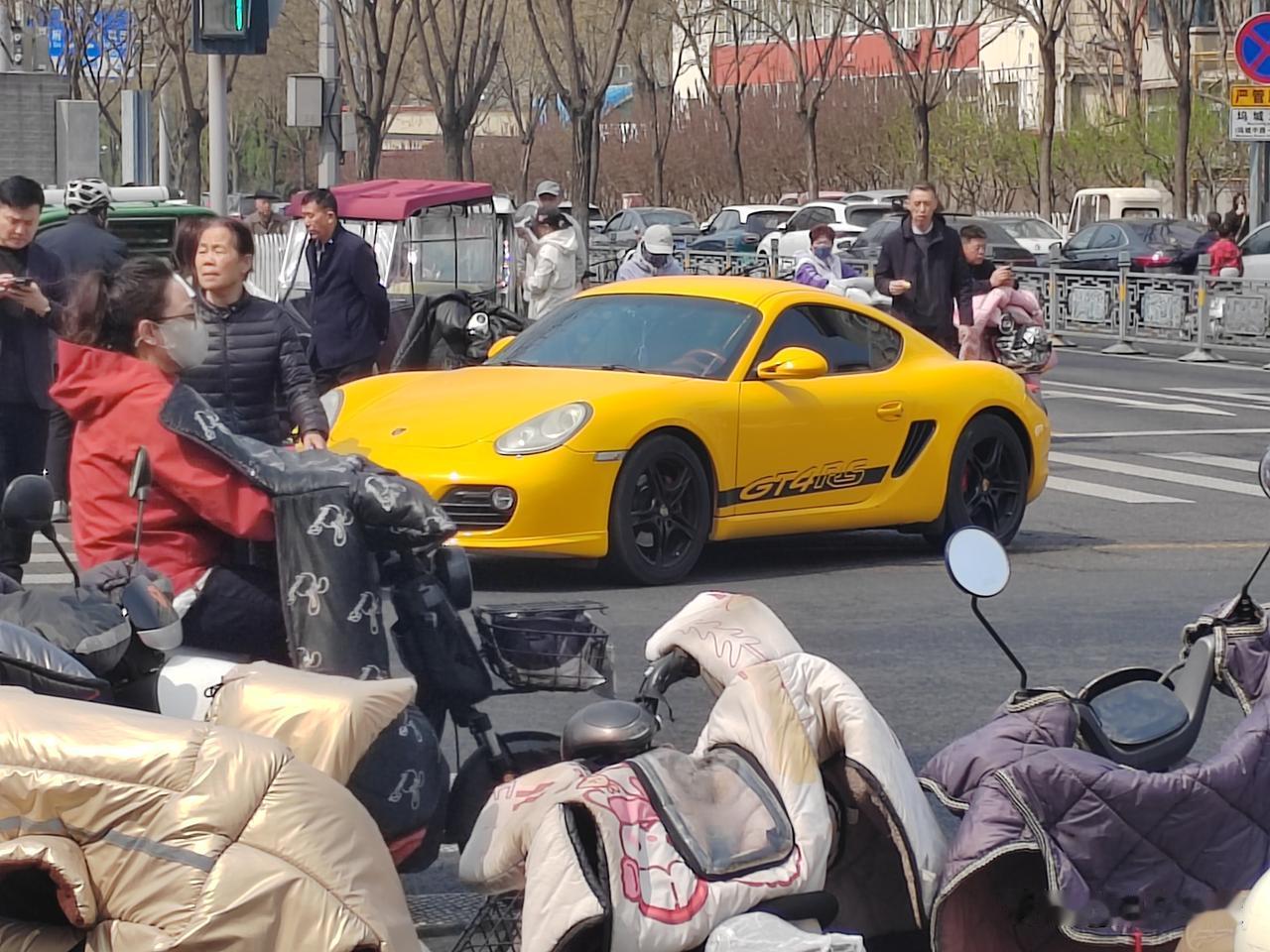 每天接小孩。
这是什么车？
好像很高级的。