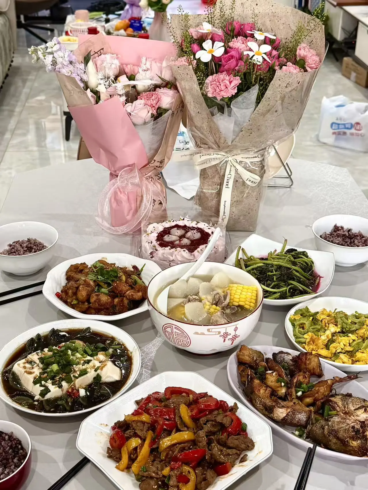 何其有幸，两位妈妈同庆母亲节。儿子儿媳有心有爱，被孩子惦记，被温柔善待...