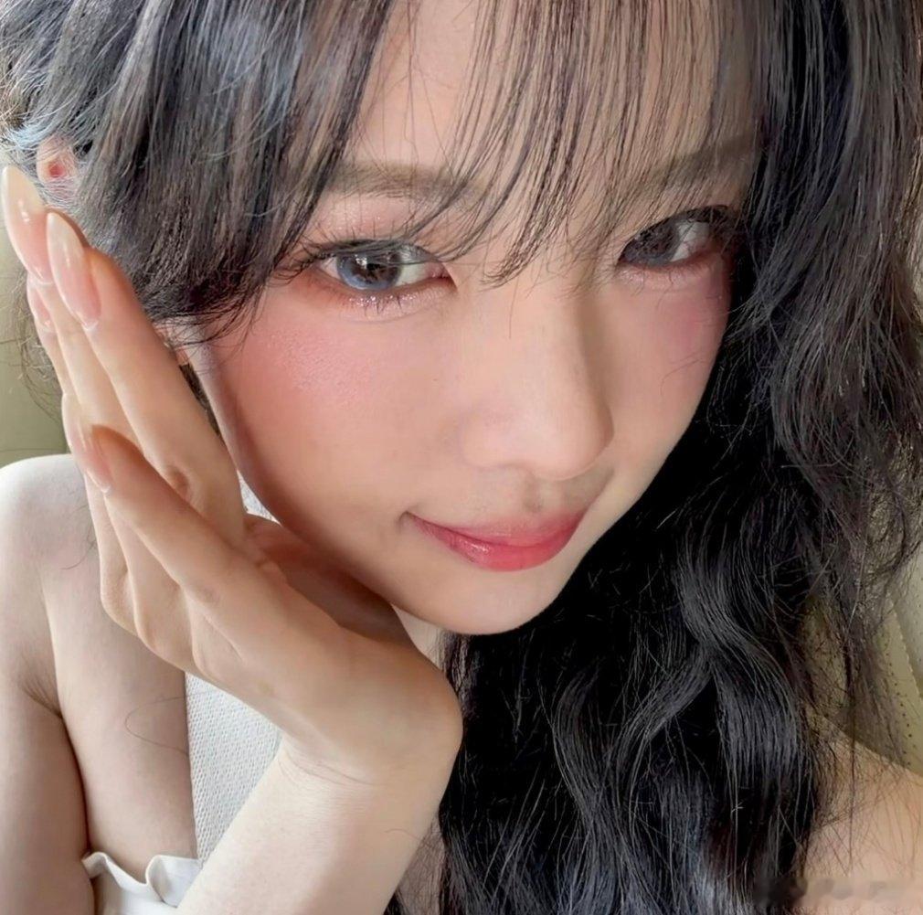 杨超越给王俊凯演唱会送花篮杨超越给王俊凯送花篮 一份花篮传递满满心意，真诚祝愿演