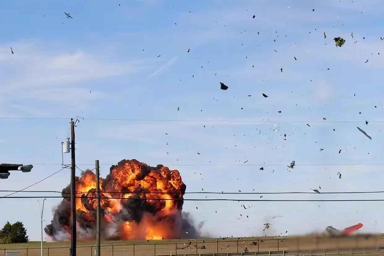 两架战机低空“粘”在一起，不是爆炸而是卡死，最后一起掉下来

五月初的时候，美国