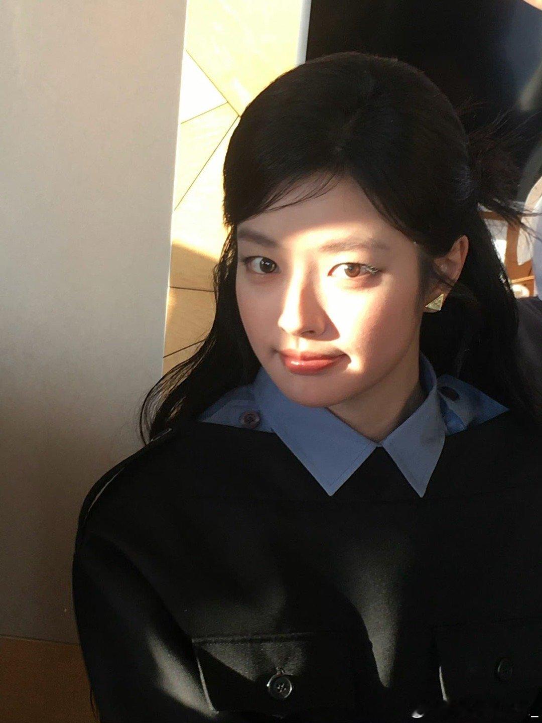 徐若晗 英语老师的即视感 阳光治愈的气质配上神秘黑色，演绎出独特的书卷优雅，像极