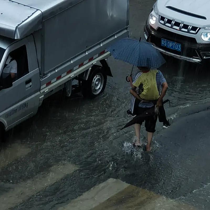 武汉这暴雨还伴着鹌鹑蛋大的冰雹，可太猛了！想象一下，那一颗颗冰雹噼里啪啦地砸下来