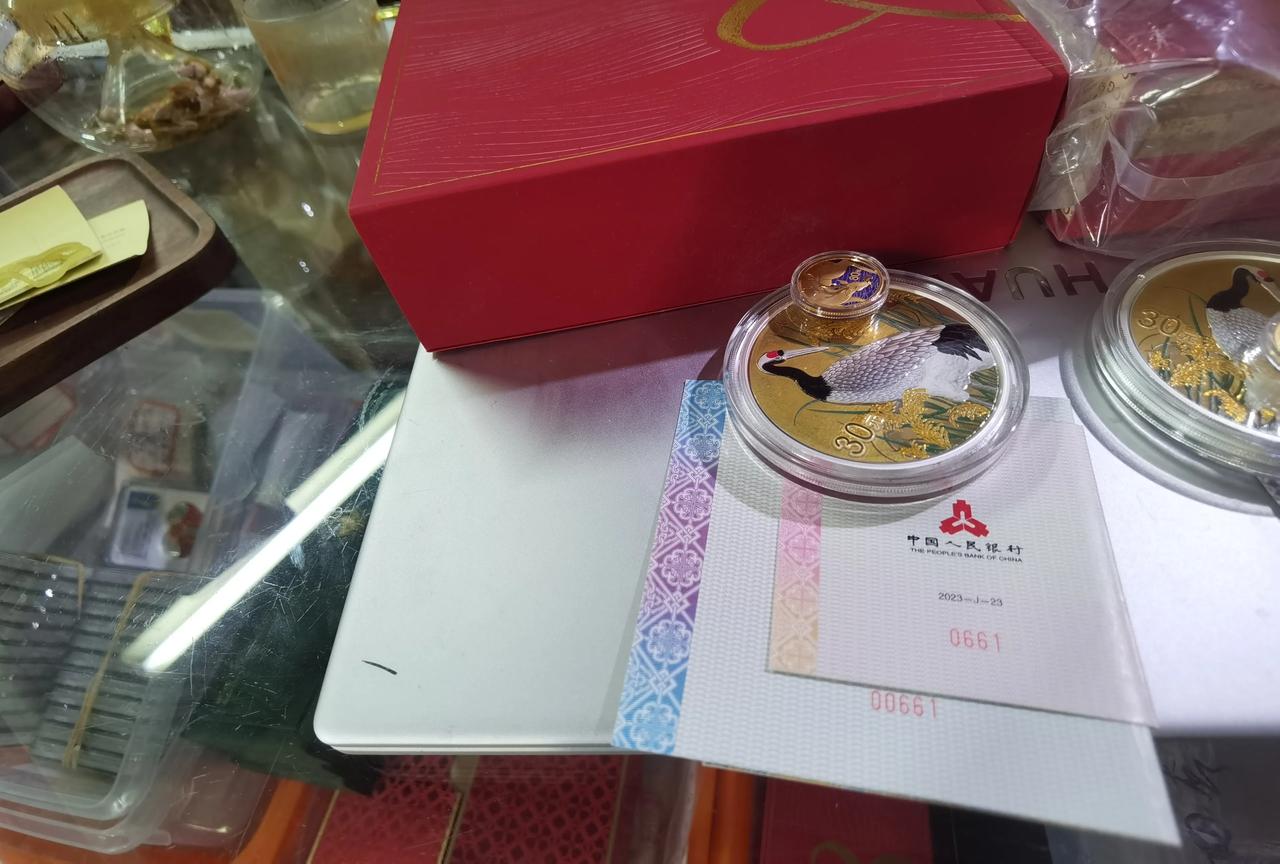 虽然金价银价跌了，但是这套金银币价格还在一万以上，毕竟题材好，号码也好，有人想砍
