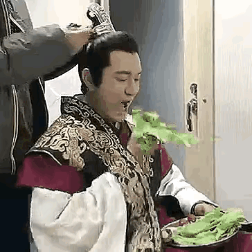黄晓明一秒化身小白兔，
疯狂吃蔬菜叶子，
动作娴熟又可爱，
这就是他的午餐或晚餐