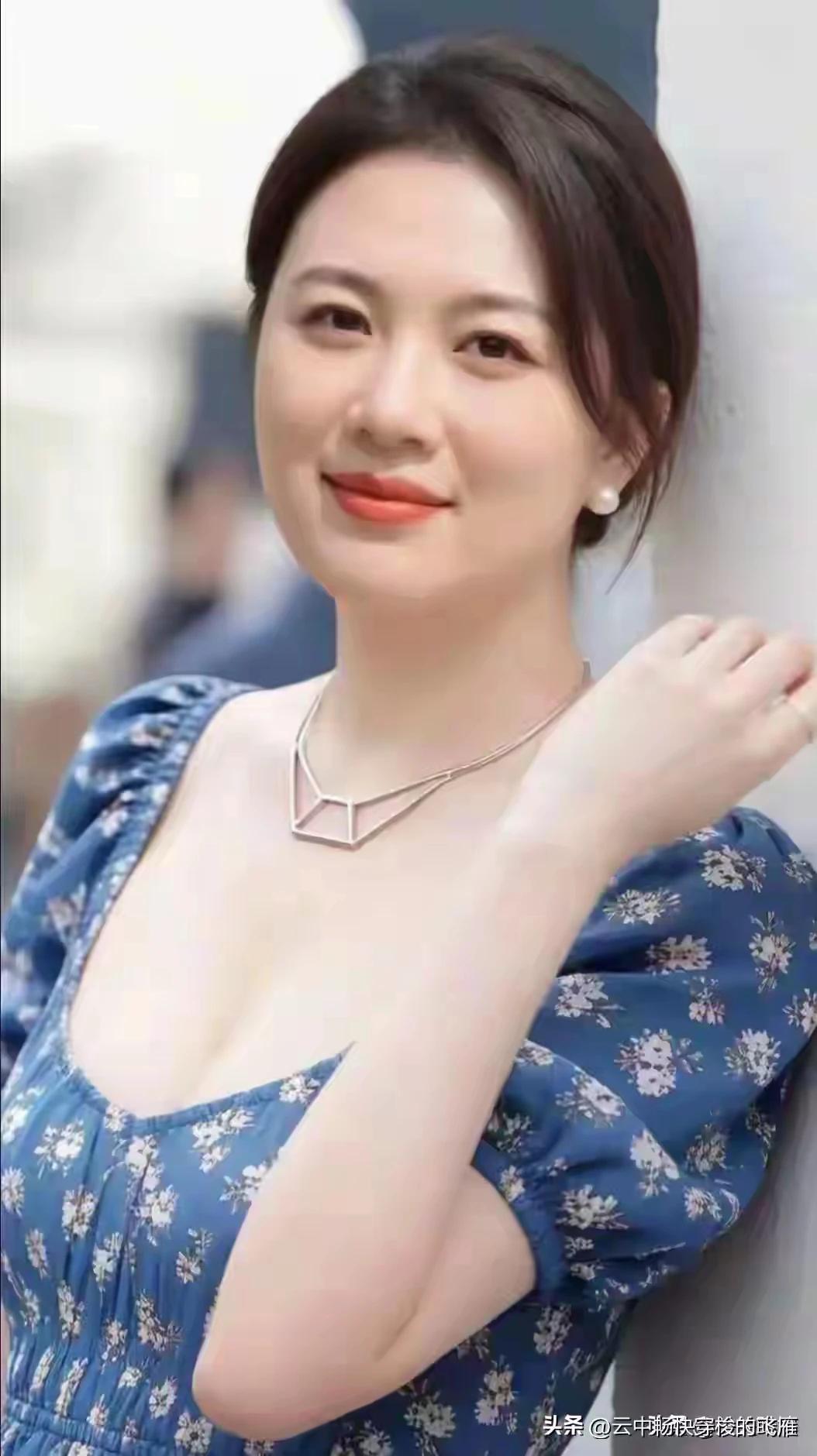 女人心里没别人，
死守家庭这扇门。
风雨同舟相陪伴，
不离不弃情谊深。