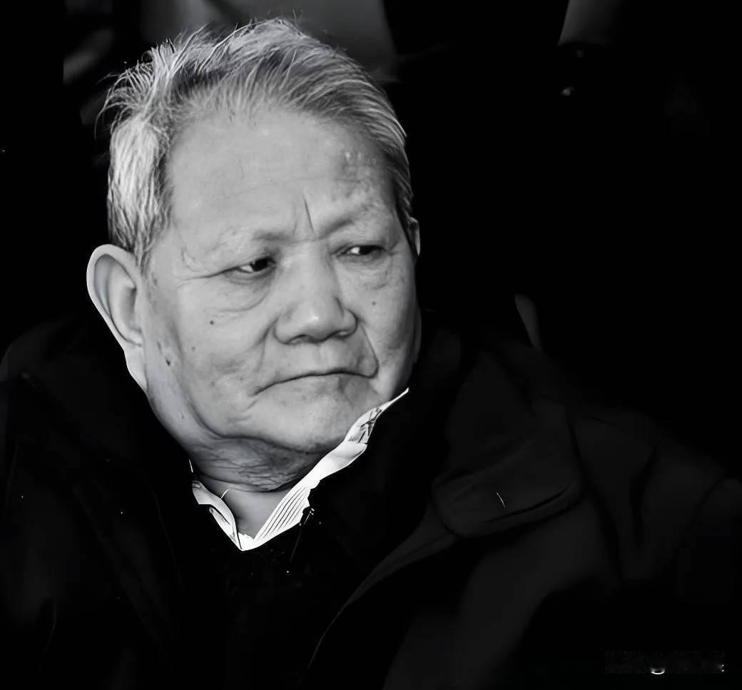 “弄丢了。”
这三个字，我盯着看了很久。不是觉得荒唐，是觉得冷。一种非常熟悉的，