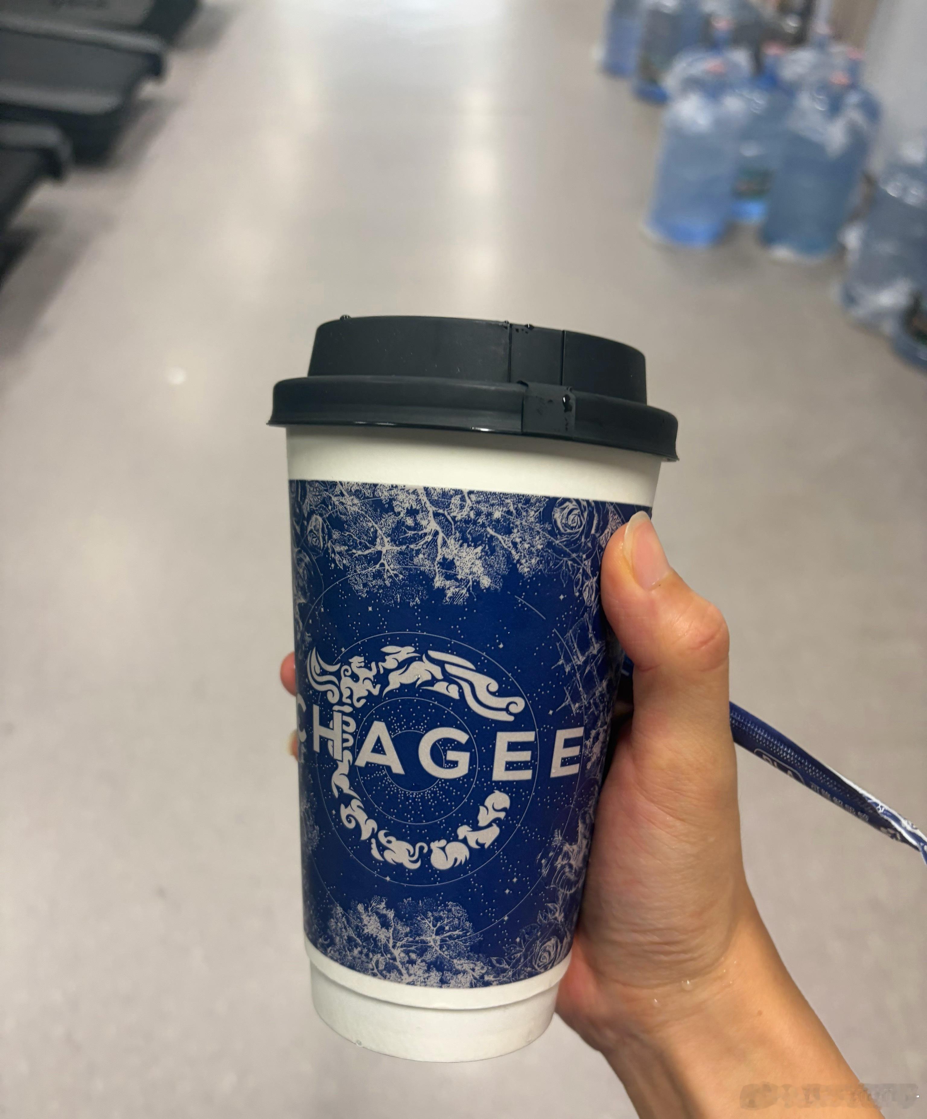 蹭到一杯霸王绝眠举哑铃还没90斤的姑娘拿的重吃的倒是比人家多
