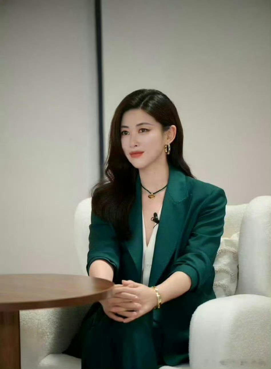 朱珠和吴彦祖应该来一场英语PK朱珠的优雅英音似醇厚美酒，吴彦祖的流利美音如灵动溪