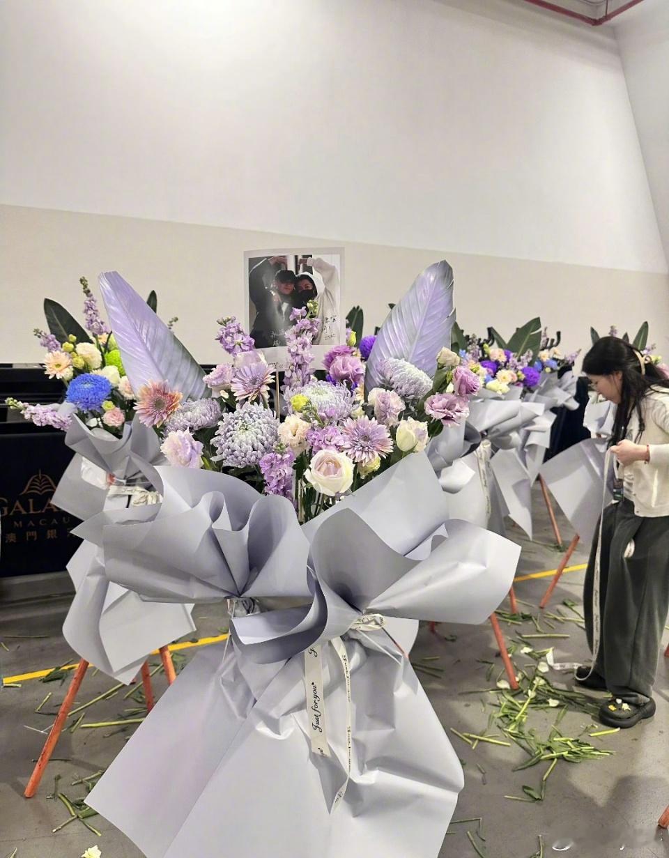 黄子韬给王鹤棣演唱会送花篮了黄子韬给王鹤棣送花篮了黄子韬是王鹤棣毒唯吧！不仅人到