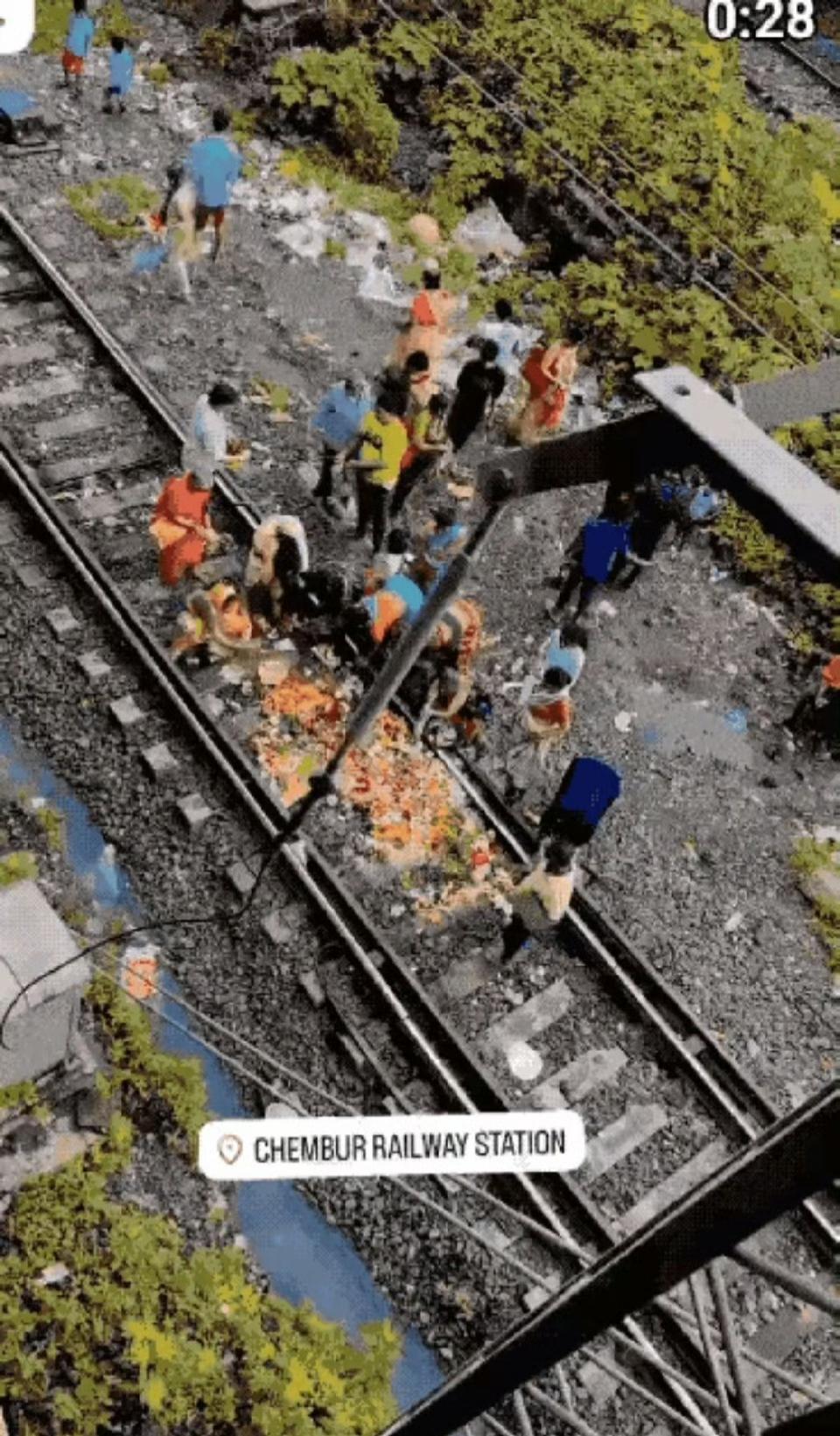 印度民众在举行“铁轨祭祀”（patri-puja）仪式，因为有几个人在铁轨拉大便