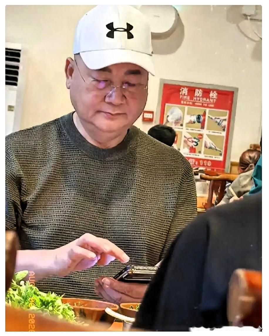 迟重瑞在北京饭店现身了。

没了陈丽华，他整个人状态大变，不仅胖了一圈，肤色也暗