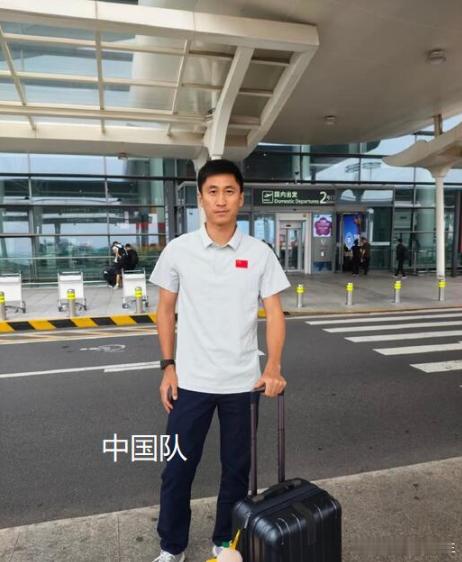 马宁独自一人征战世界杯中国裁判马宁于2026年5月30日启程，以主裁判身份出征美