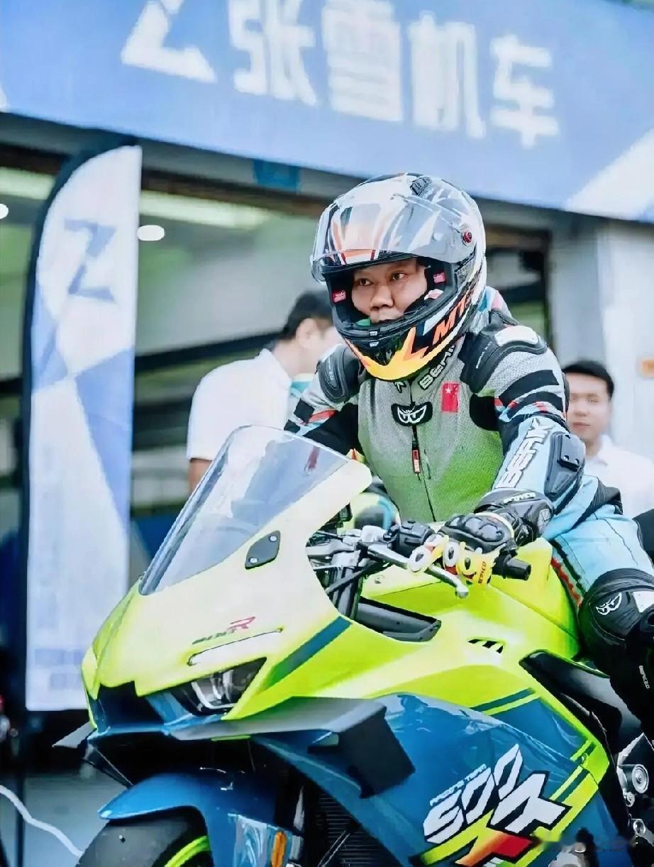 华为入局两轮生态，鸿蒙赋能摩托车，标志着智能出行从四轮独舞迈入两轮觉醒。这不仅是