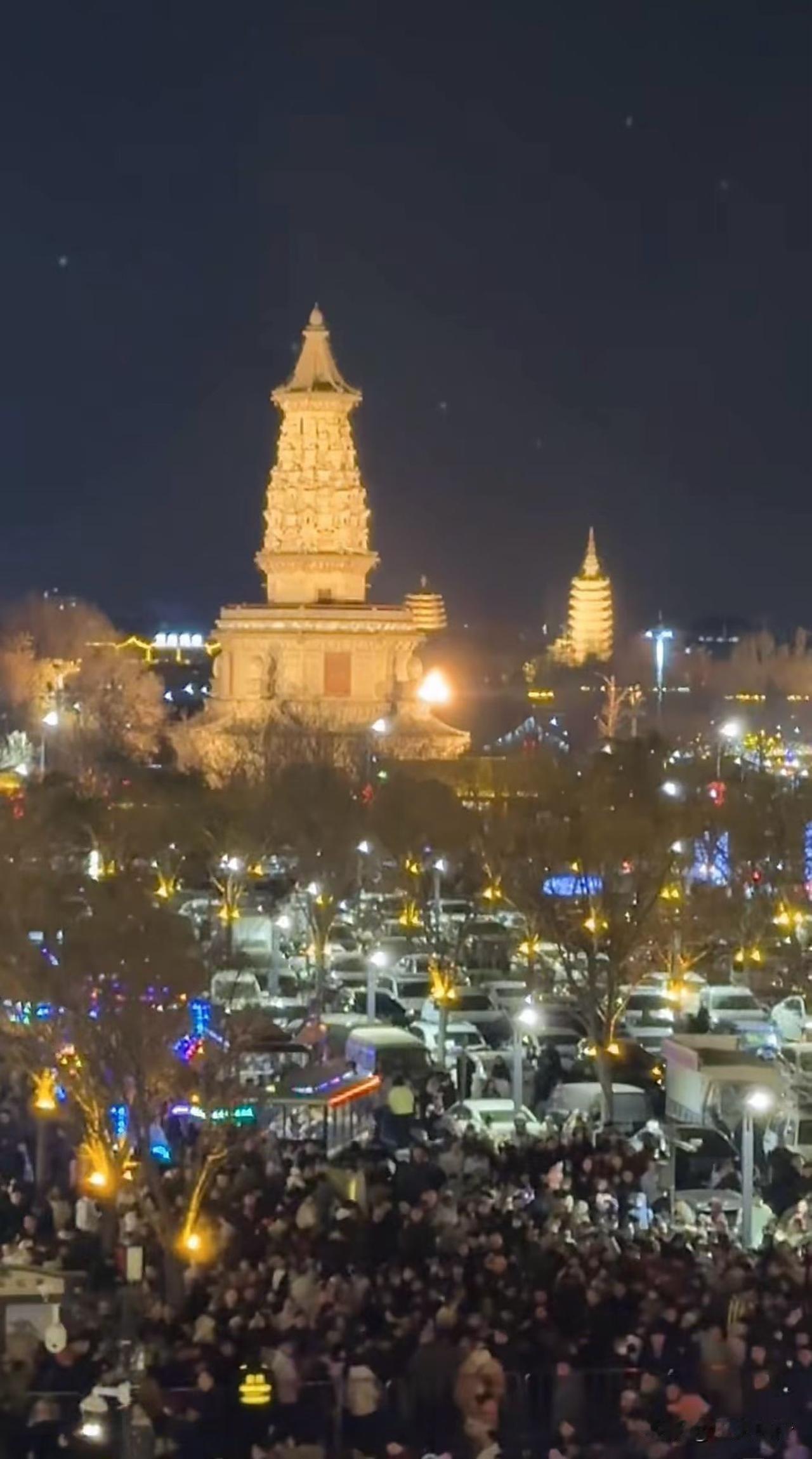 在沧州，
儿时盼过年，
有新衣穿，
有糖果吃，
有压岁钱拿。
杀猪，吃猪肉，
农
