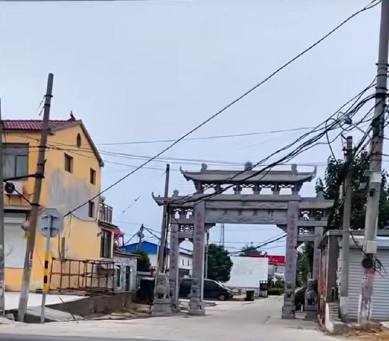 济宁市梁山县杨营五里庙村
明万历年间蒋氏、曹氏在此建村，因距离郓城张楼石桥五里，