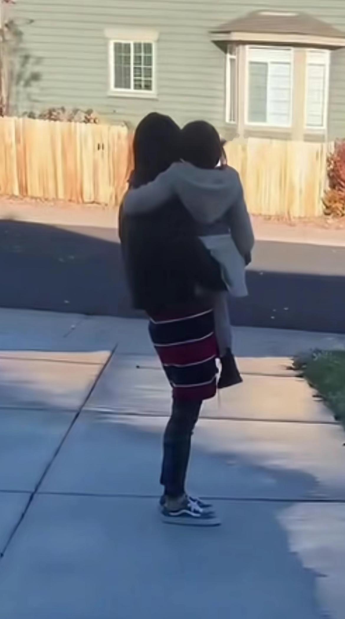 她的女儿都这么大了啊 