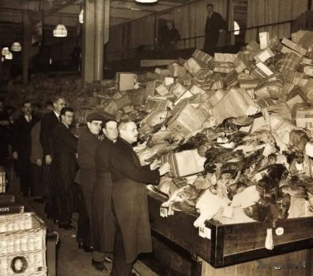 1939年11月7日，在伦敦芒特普莱森特皇家邮政分拣中心，圣诞包裹正在被分拣。