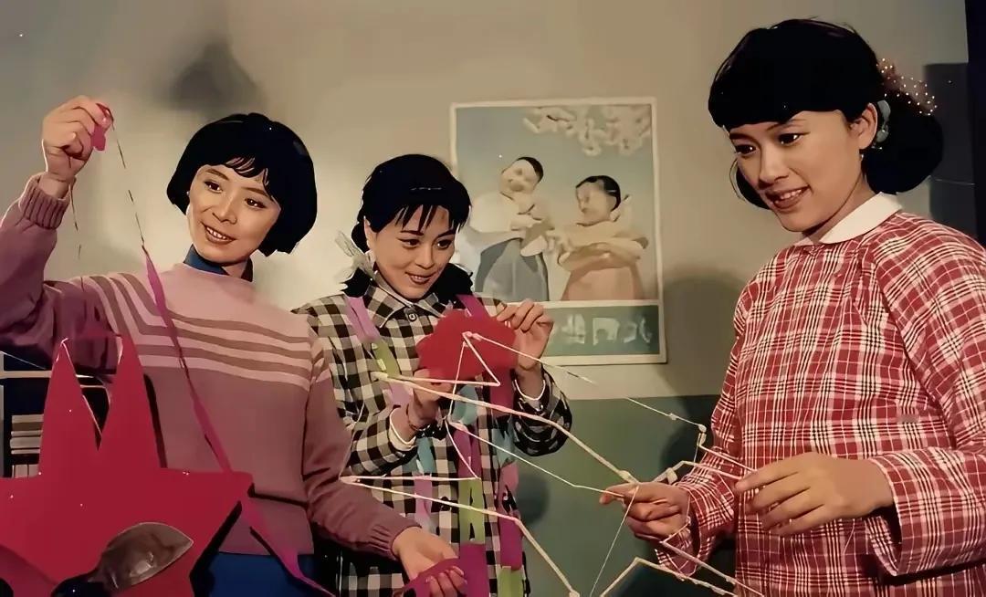 1992年的电视剧《风雨丽人》，宋春丽、陈肖依、迟蓬都参演了。如今，宋春丽、迟蓬