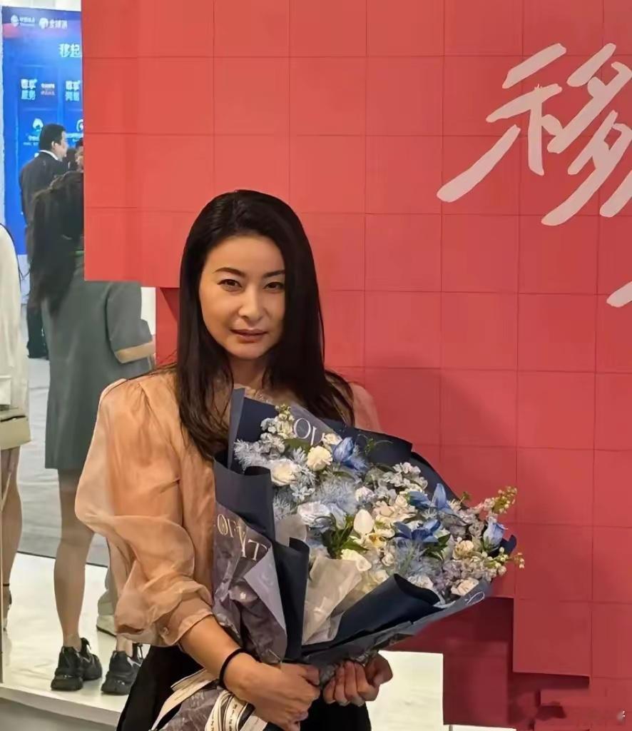 44岁郭晶晶现身活动，穿中式白衬衫婉约高贵，比欧阳夏丹更耐看 ​​​