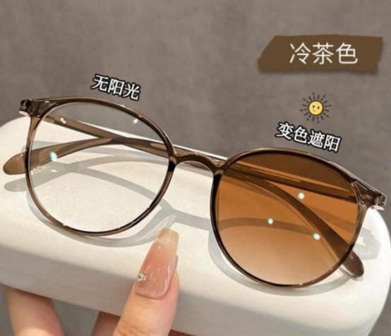 变色镜片里没有电池，它是怎么“知道”该什么时候变深的？
 
你有没有发现，变色眼