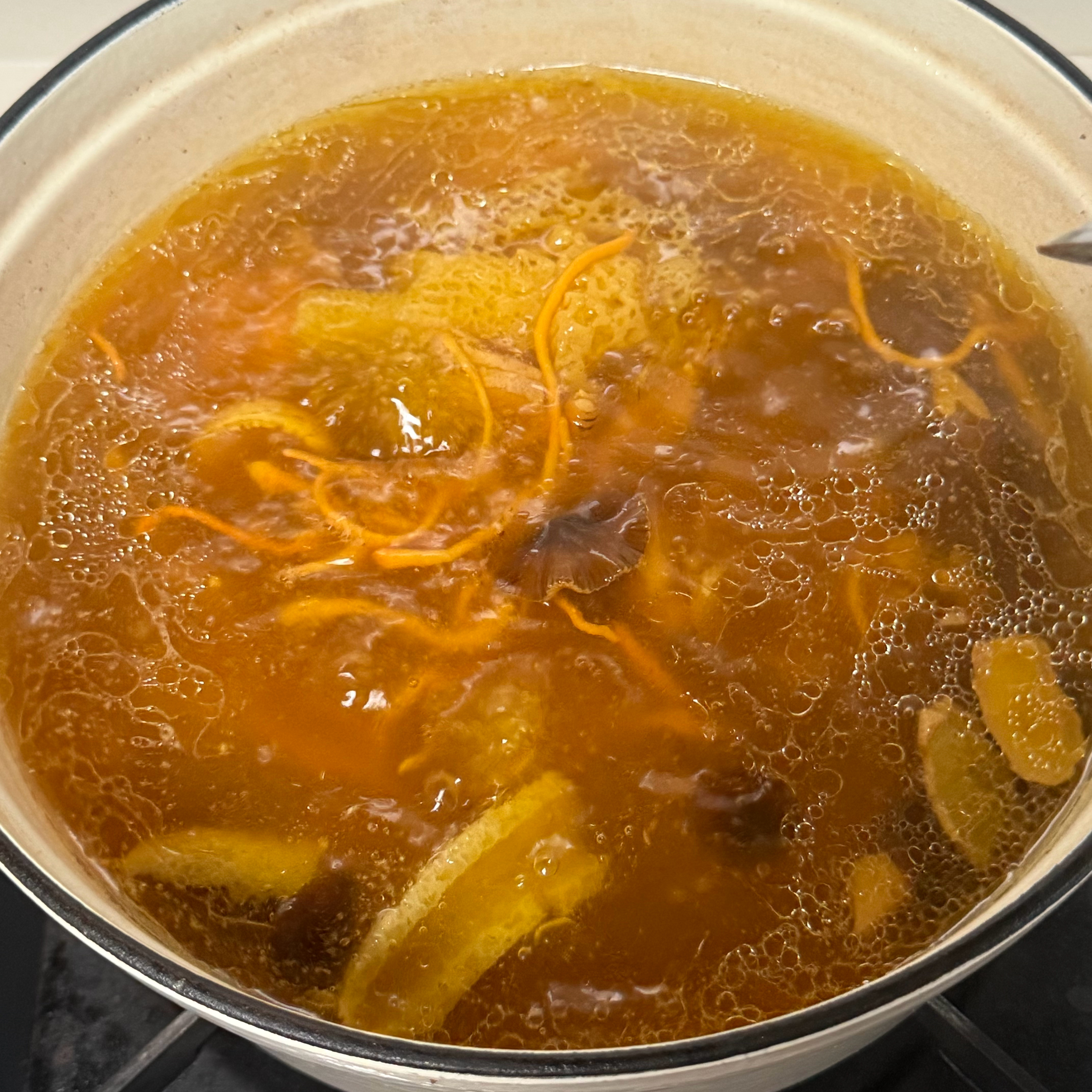 周五一个人的晚餐，两菜一汤，嘎嘎香[打call]菌菇鸡汤，辣椒牛肉，西红柿鸡蛋，