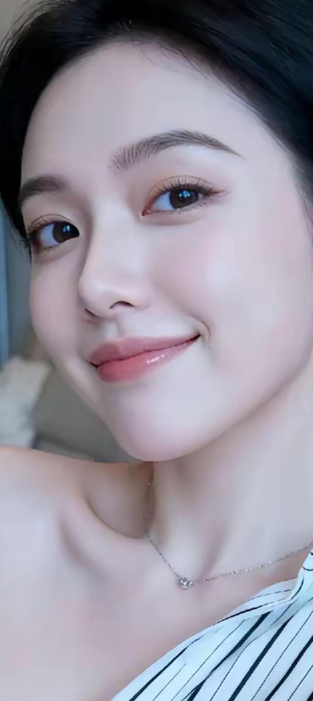 微笑的甜美瞬间，清新自然，散发迷人魅力！😊✨