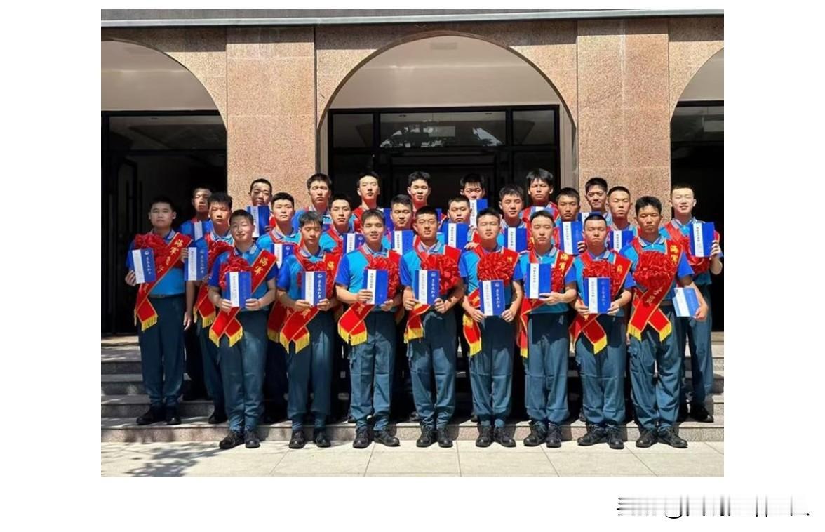 26名西安海航班学子圆梦海天。7月23日上午，陕西省海军青少年航空学校2026年