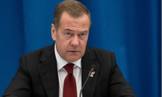 俄罗斯前总统梅德韦杰夫1月15日发文说：“高卢雄鸡（指法国）已经啼鸣，如果丹麦的