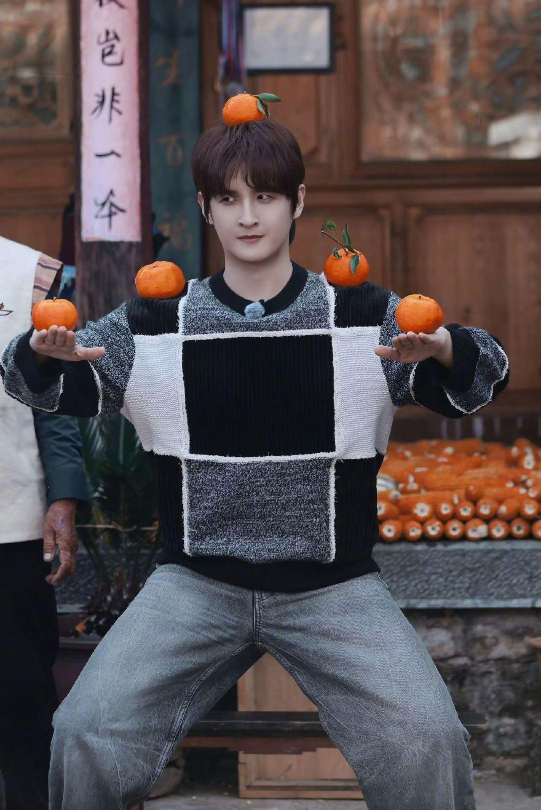 张远扮凤凰个子太高找谁说理高个子的甜蜜烦恼！张远扮凤凰弯腰俯身，硬是把瑞兽演成了