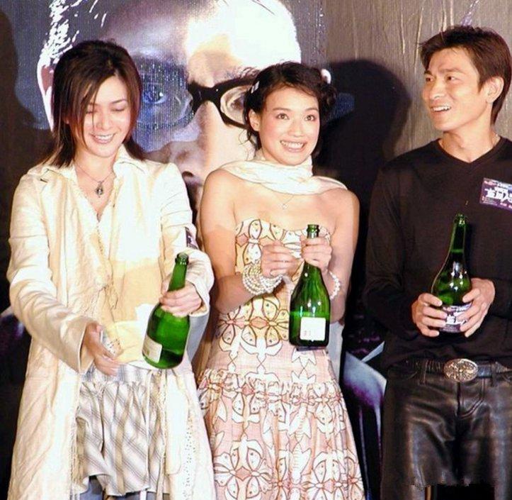 舒淇刘德华关之琳三人合影，舒淇气场足，衣着打扮真好看。现在的她和关之琳一样，无儿