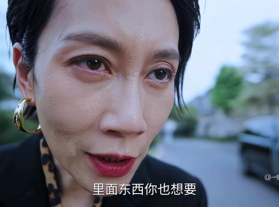 饰演女大佬的温峥嵘，自带一股狠劲，这个角色非她莫属，看着就有浓浓的压迫感。