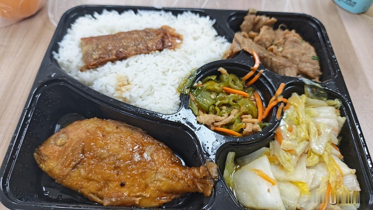 学校每天有一顿福利午餐
10块钱