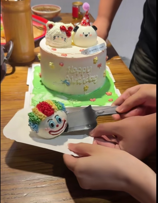 真的有心了，情侣蛋糕还安排个小丑送给你 