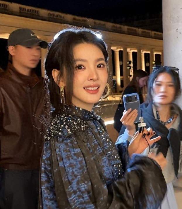 巴黎时装这天 穿透视背心的吉娜，被51岁裹得严严实实的胡可抢了镜
