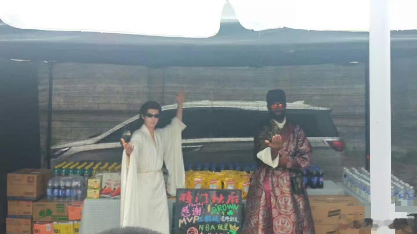 王鹤棣杰伦布朗探班合照 画风清奇的一张合照，两位大咖同框反差感十足，远道而来收获