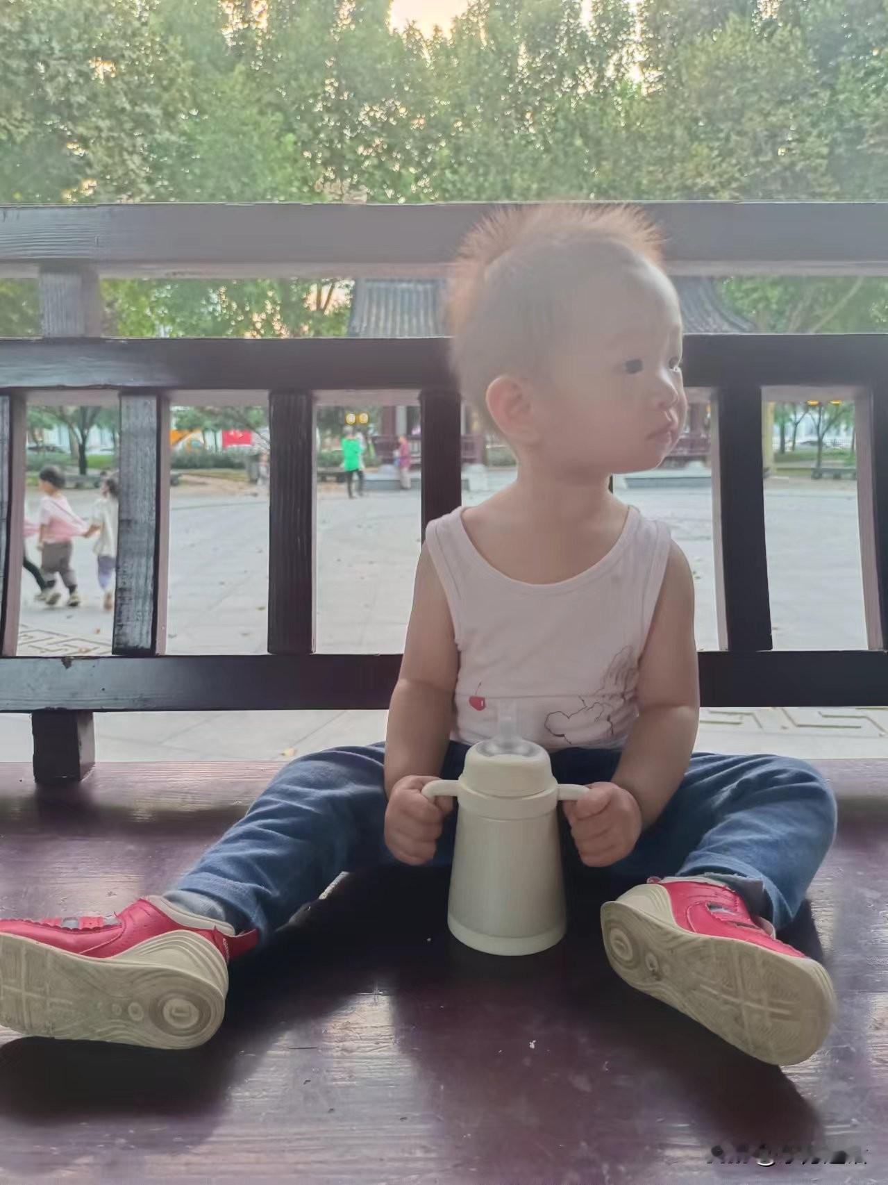 #秋日生活打卡季#婴儿笔记：好像不再是婴儿却还是觉着是婴儿
梁东方
隔了几天再见