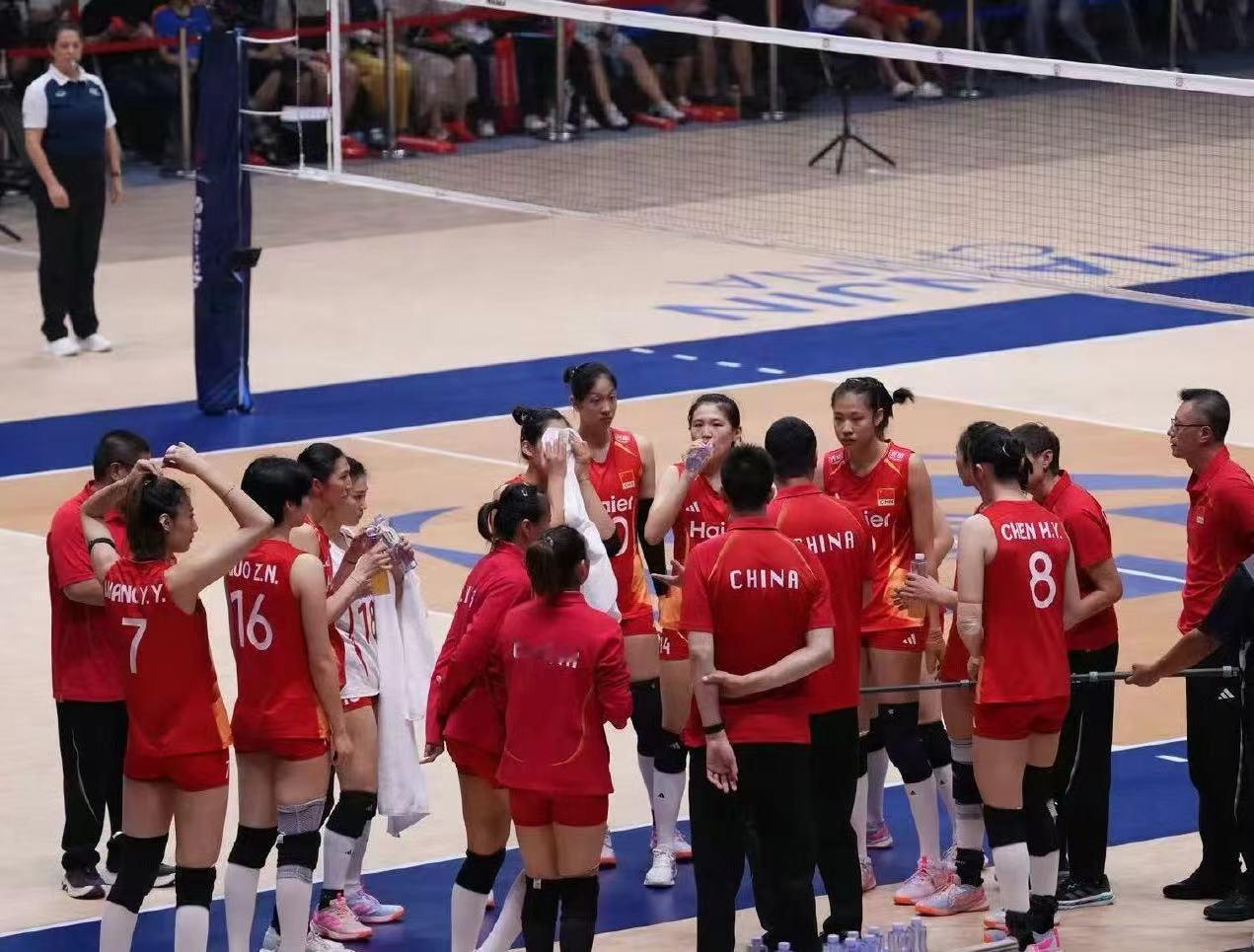 2026年女排亚锦赛小组赛首轮，主场作战的中国女排以大比分3-0战胜伊拉克女排，