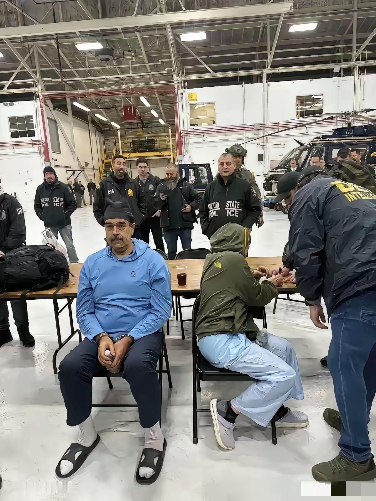 看见这一幕，
心里真不是滋味……
仅仅一个星期前，他还是西装革履、在大国峰会上谈