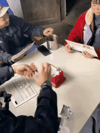 现在打牌都有这种自动发牌的设备了，这是越来越牛了！尤其是在玩牌的时候，都有插牌的