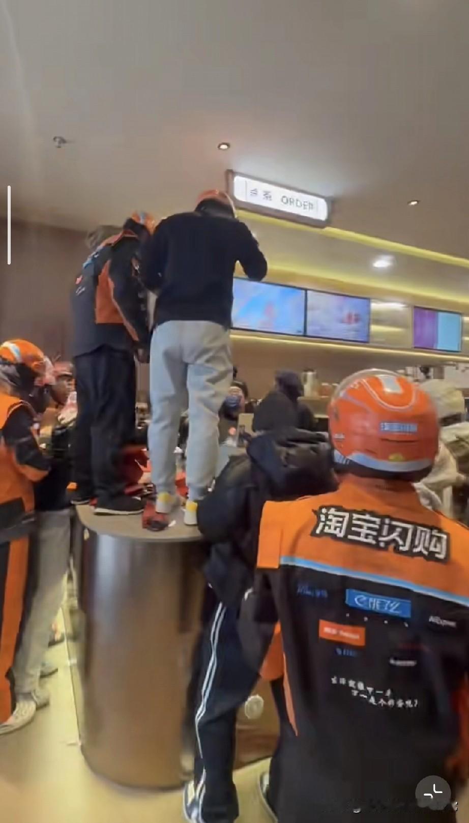 奶茶店卡餐被外卖小哥挤爆了！
 
今天路过一家奶茶店，直接看傻了——门口、吧台全